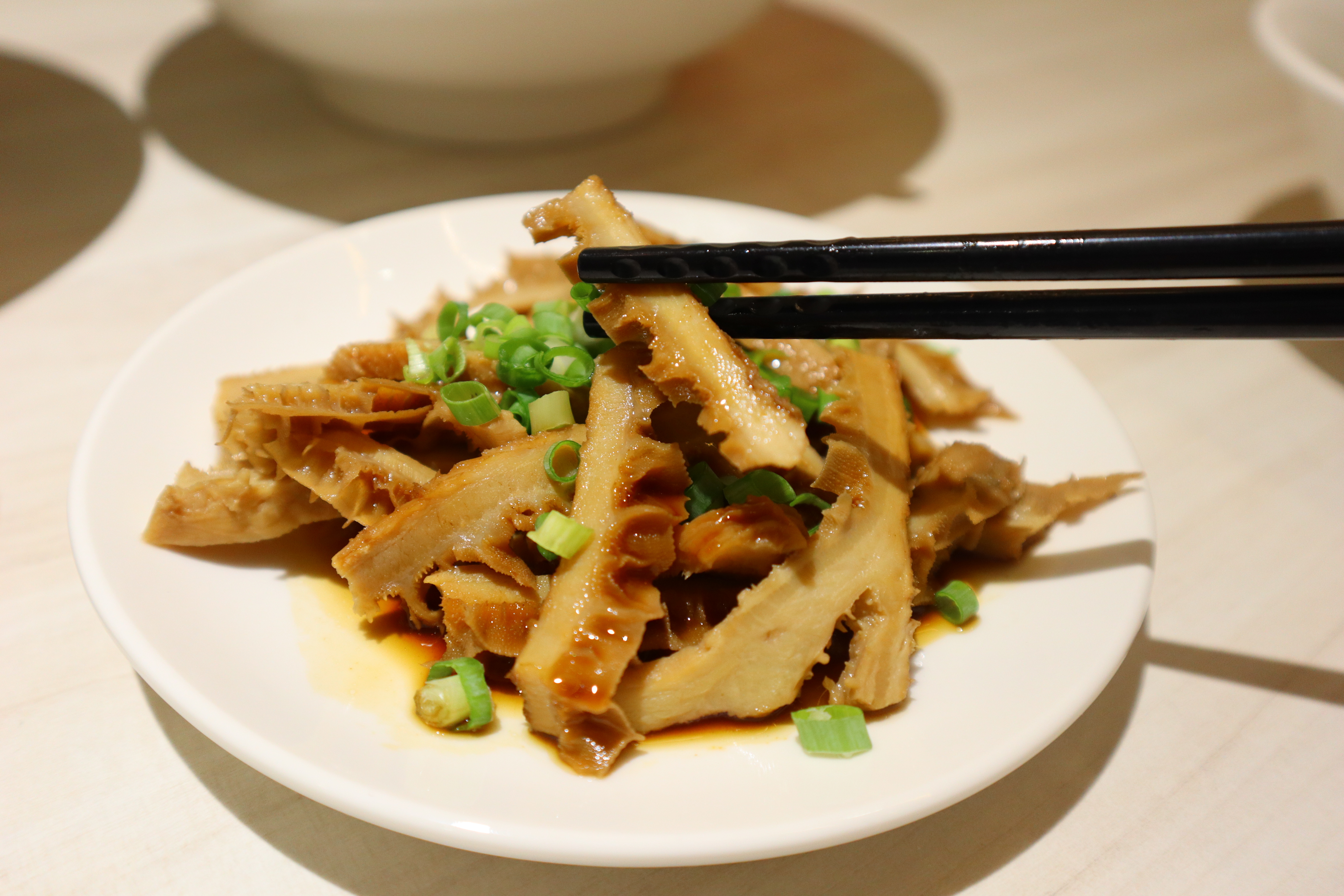 (新北板橋美食)吉米頁-紅燒牛肉麵，板橋牛肉麵推薦，小菜也都