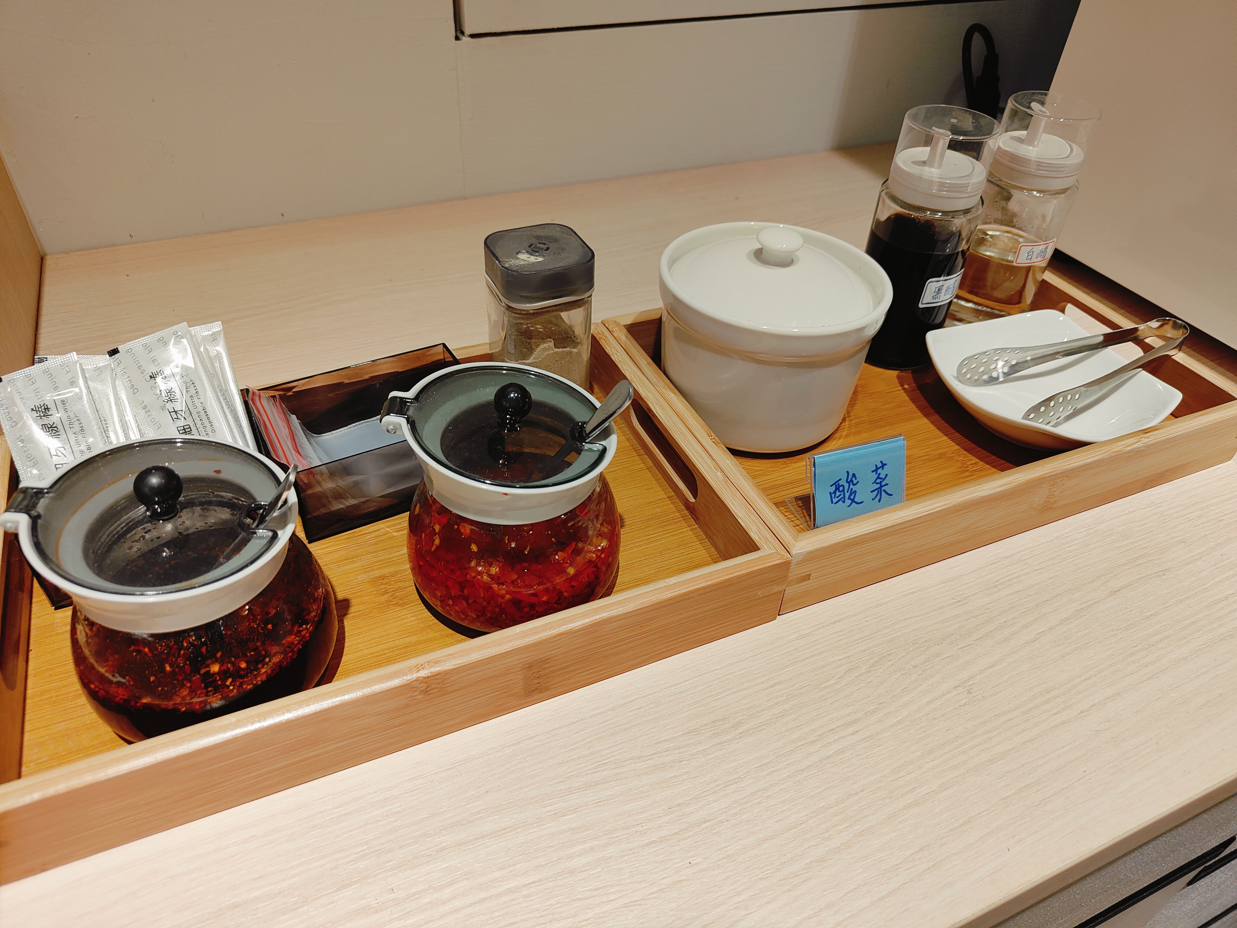 (新北板橋美食)吉米頁-紅燒牛肉麵，板橋牛肉麵推薦，小菜也都