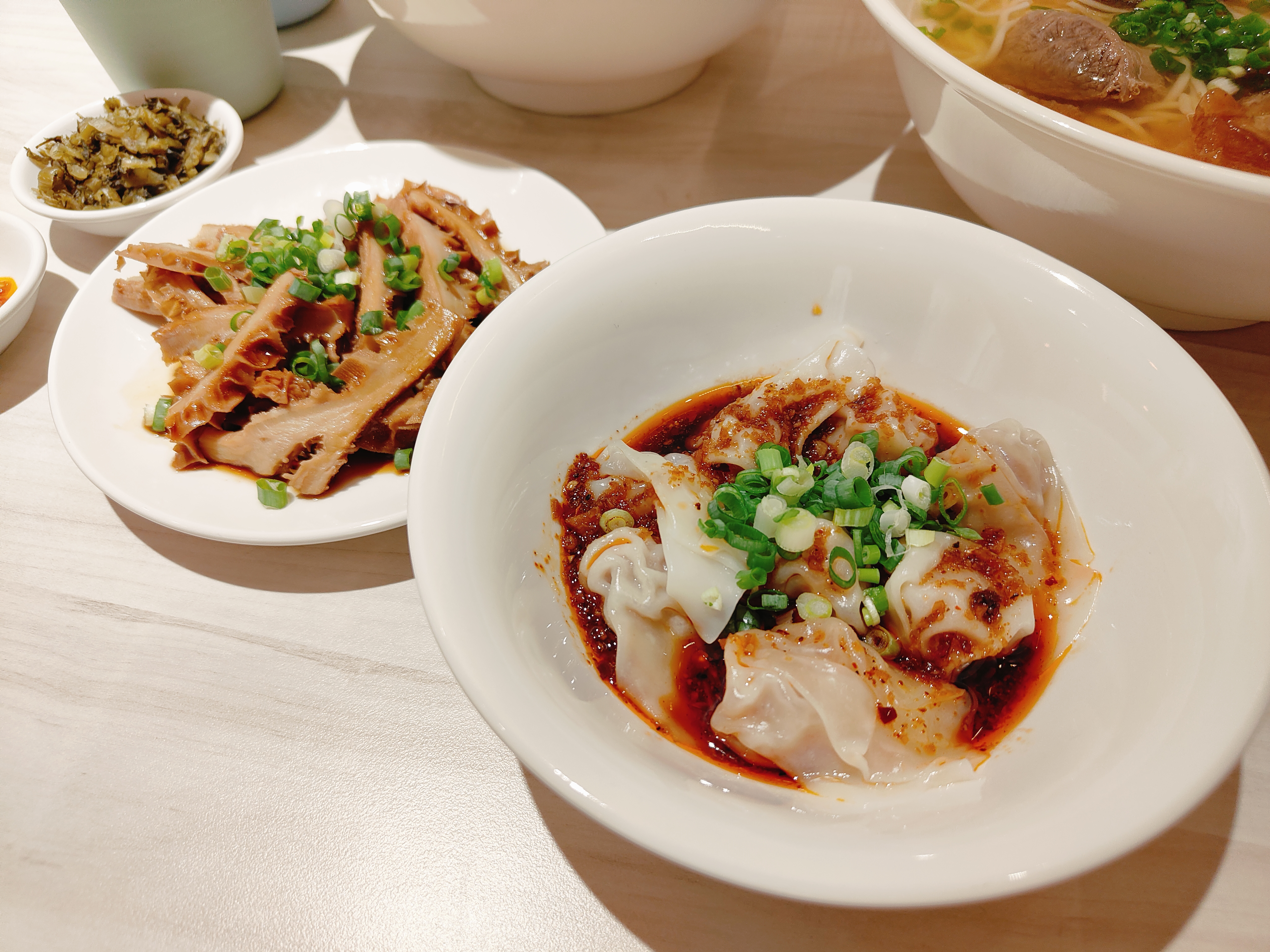 (新北板橋美食)吉米頁-紅燒牛肉麵，板橋牛肉麵推薦，小菜也都