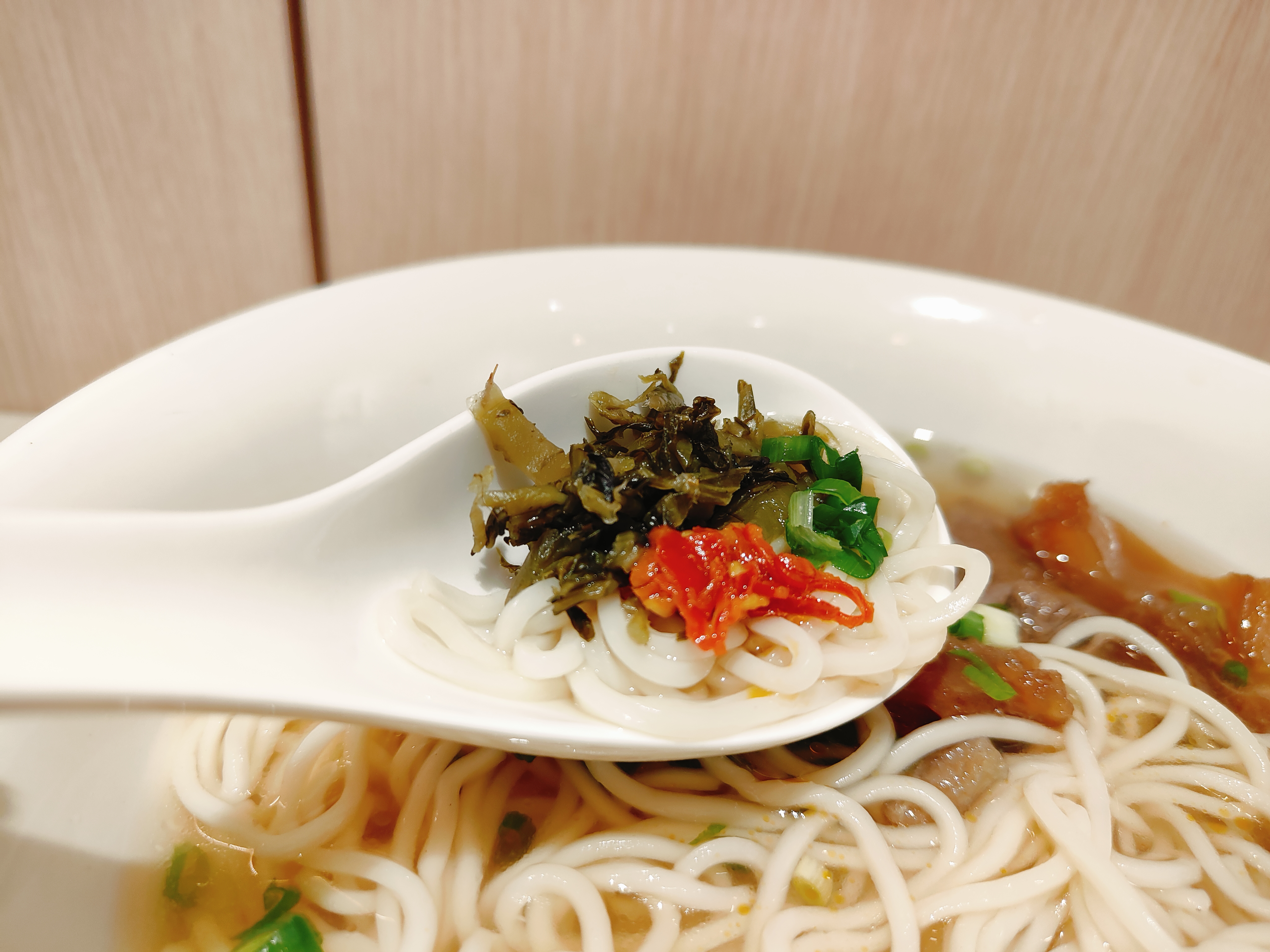 (新北板橋美食)吉米頁-紅燒牛肉麵，板橋牛肉麵推薦，小菜也都