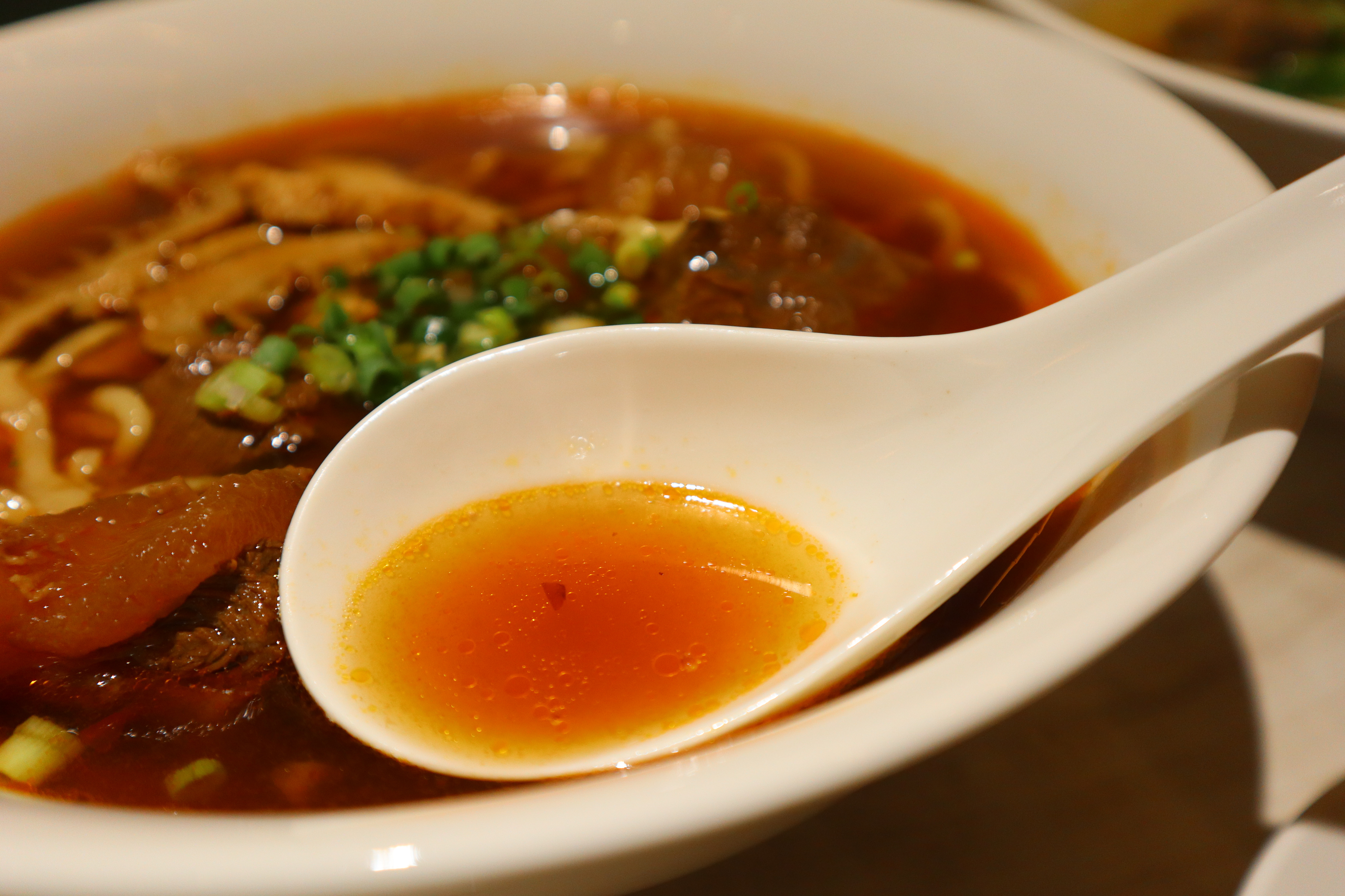 (新北板橋美食)吉米頁-紅燒牛肉麵，板橋牛肉麵推薦，小菜也都