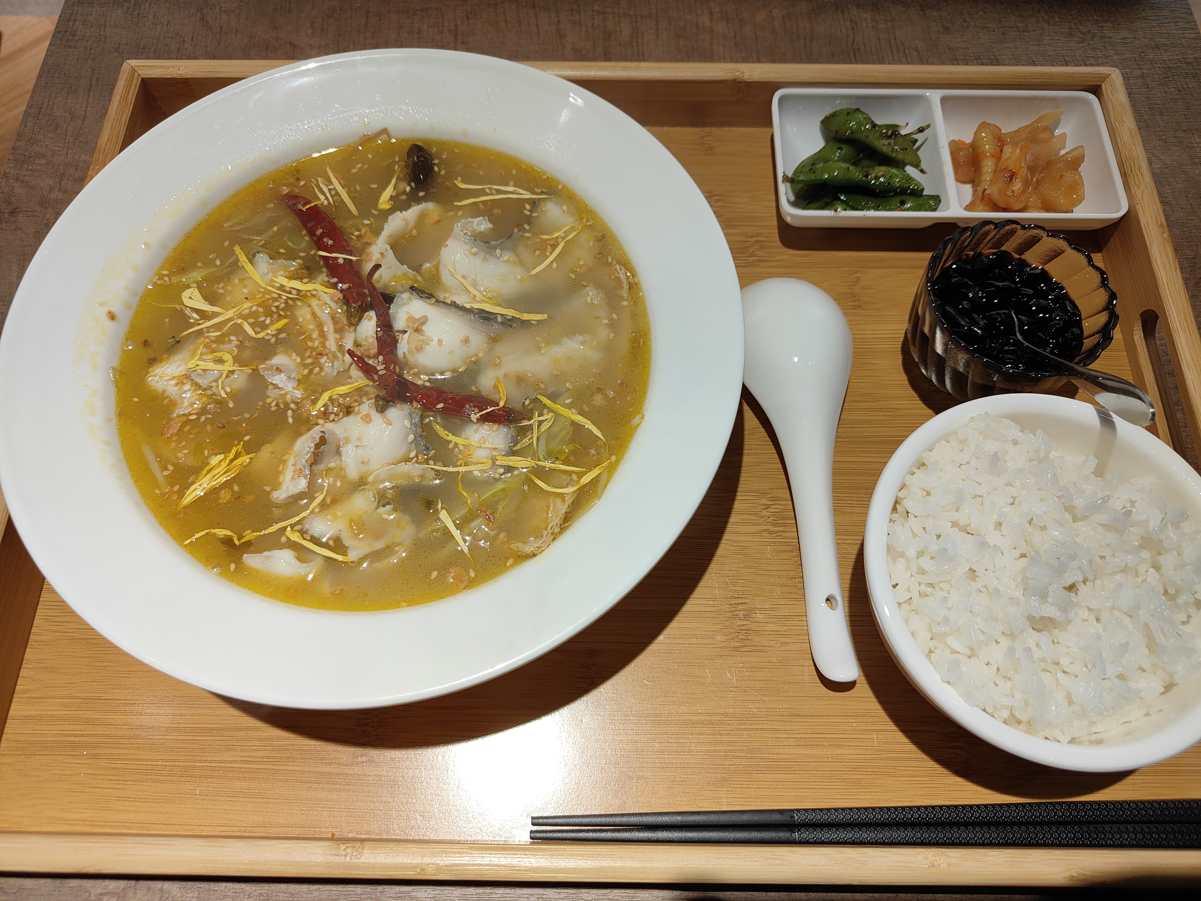 (新北新莊美食)七七酸菜魚，一個人也可以吃的酸菜魚。價格中間