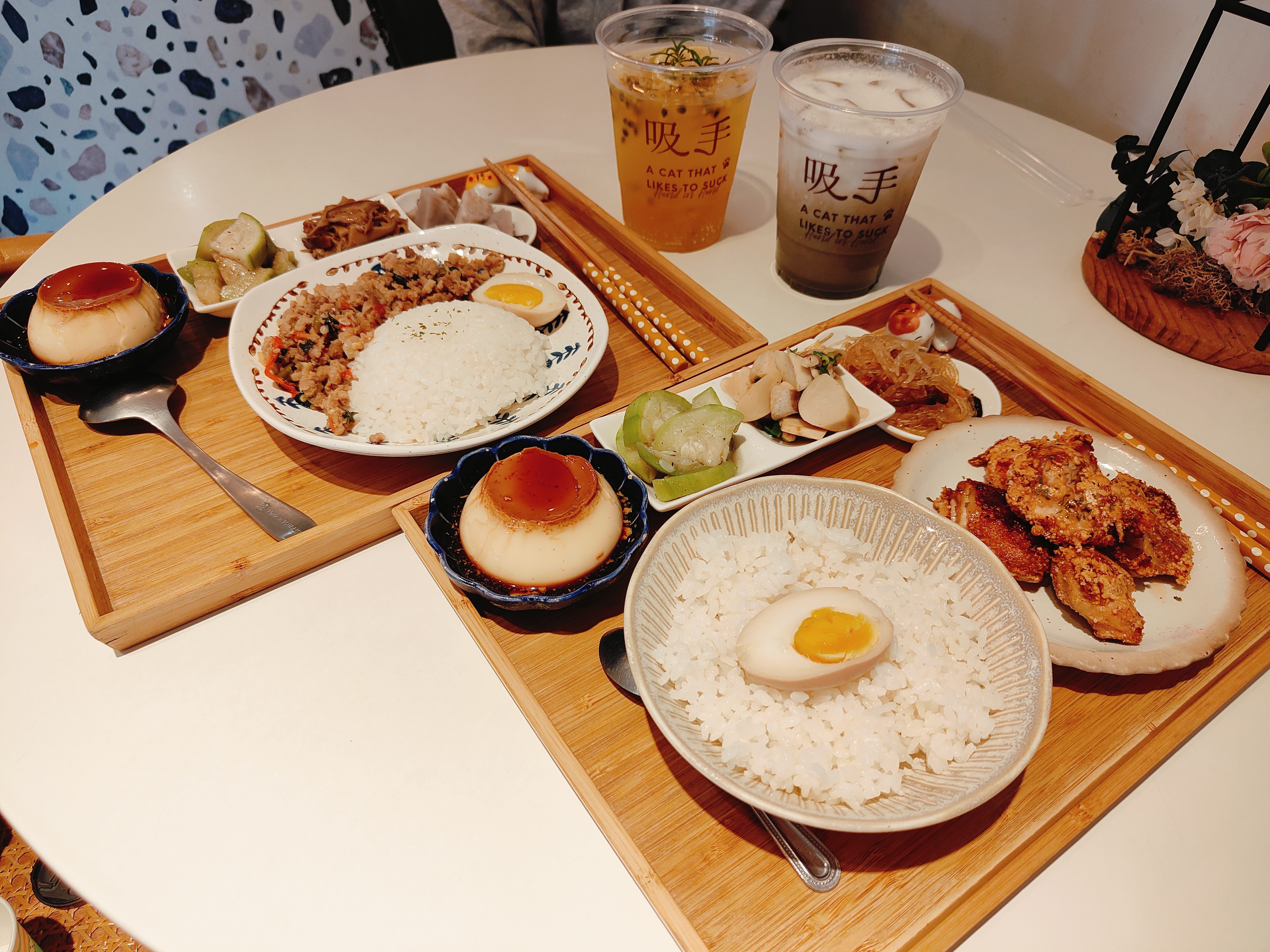 台北中正美食-吸手吃早午餐,主打多樣化套餐,套餐還有好吃布丁。若是吃不飽,還能再續一碗白飯。捷運小南門站走路五分鐘。