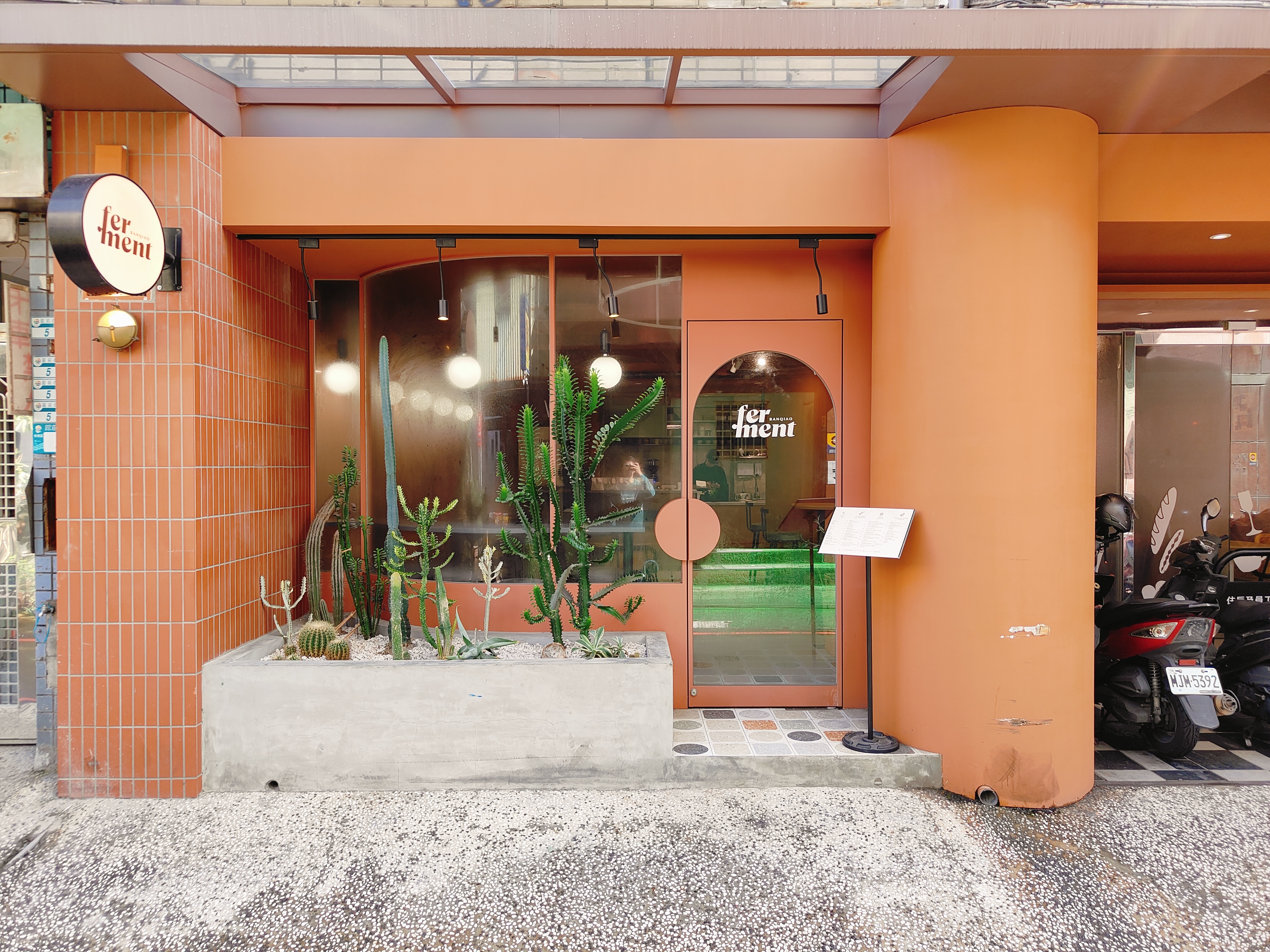 新北板橋美食-Ferment Café，異國風情的用餐環境，適合下午來這邊吃個甜點喝杯咖啡。板橋接雲寺旁的小巷弄。捷運府中站走路10分鐘。