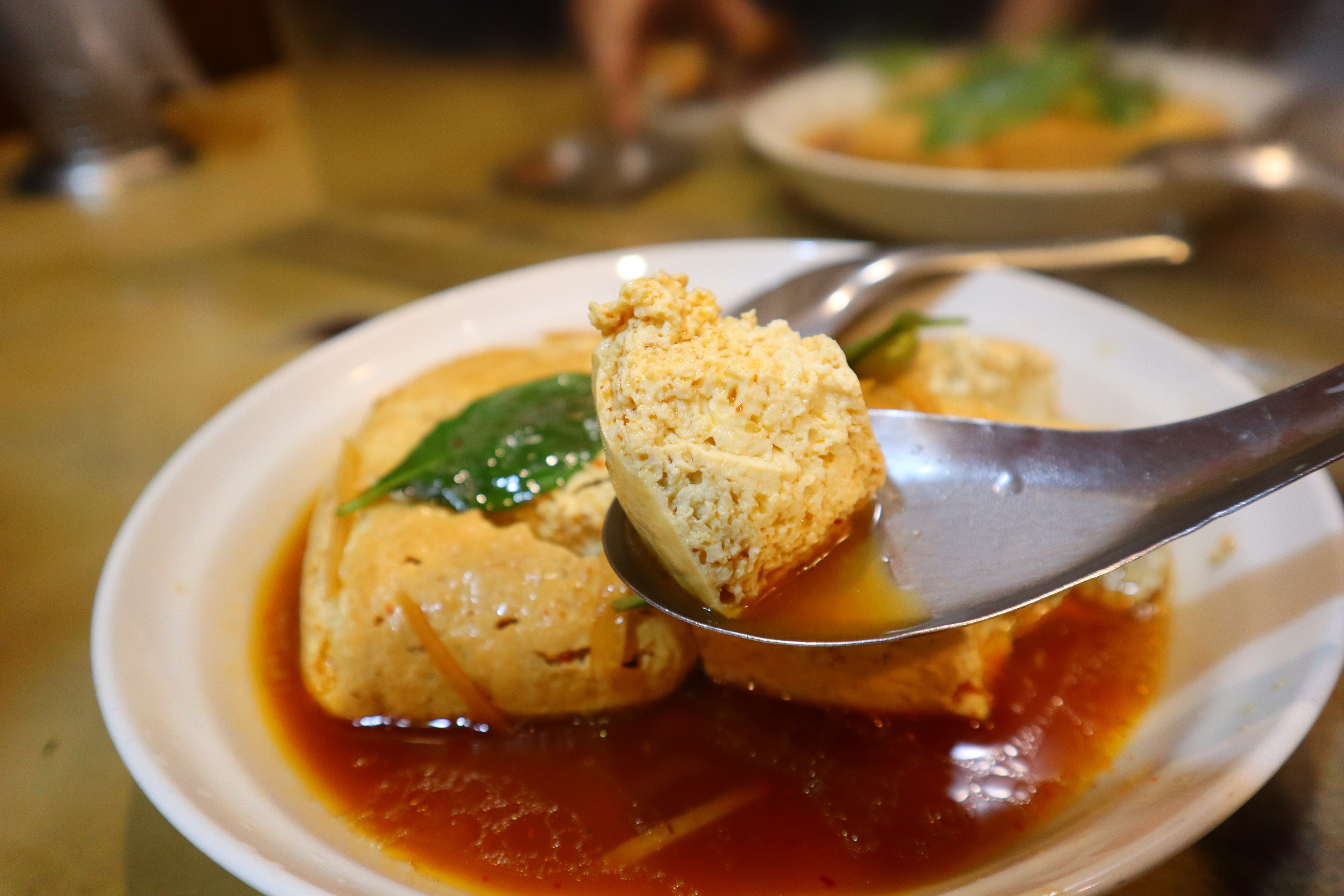 台北中正美食-臭老闆現蒸臭豆腐-本店,南機場夜市必吃美食。冷颼颼的天氣來上一碗剛剛好!米其林必比登推薦。