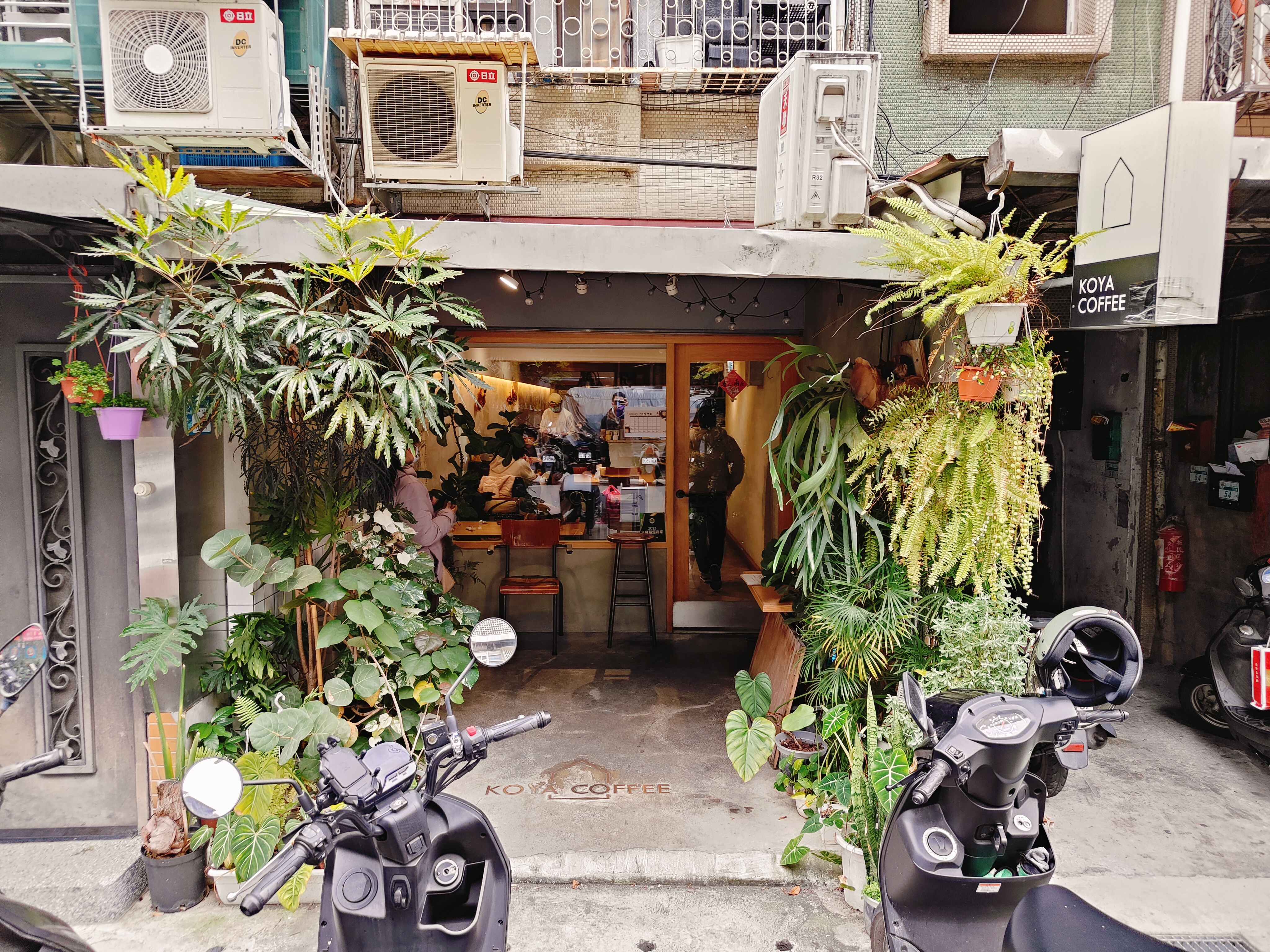 (新北板橋美食)KOYA COFFEE，就算是平日中午人潮也