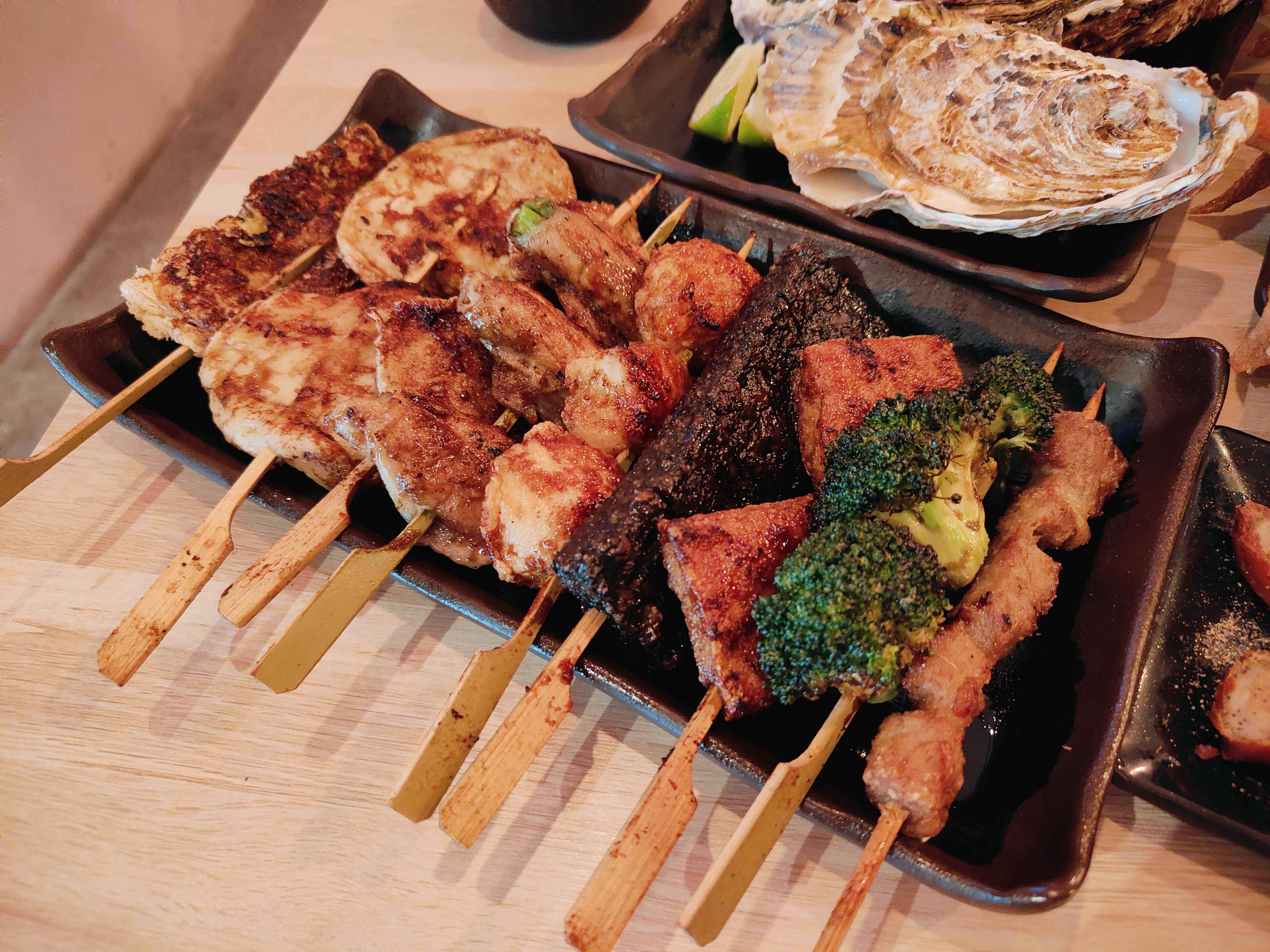 新北新莊美食-柒息地串燒居酒屋 新莊中華店，新莊人氣串燒店，價格親民，食材精選，調味醬料自製恰到好處。常有優惠活動，無論聚餐還是小酌，都很適合！連鎖串燒居酒屋品牌柒息地。－Nash's Wonderl