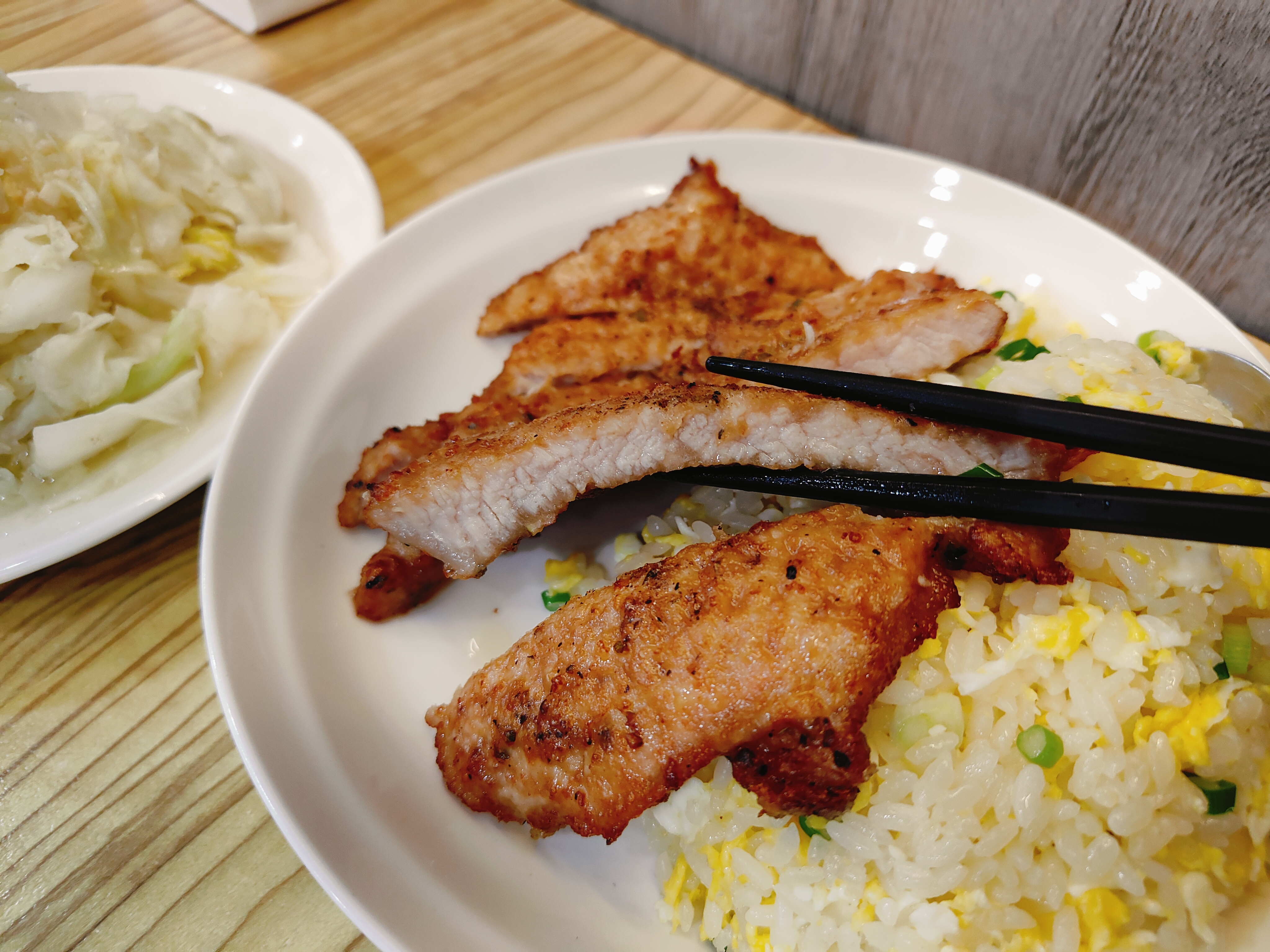 (新北新莊餐廳)四木欣福 新莊店，用餐時間人潮很多。餐點走一