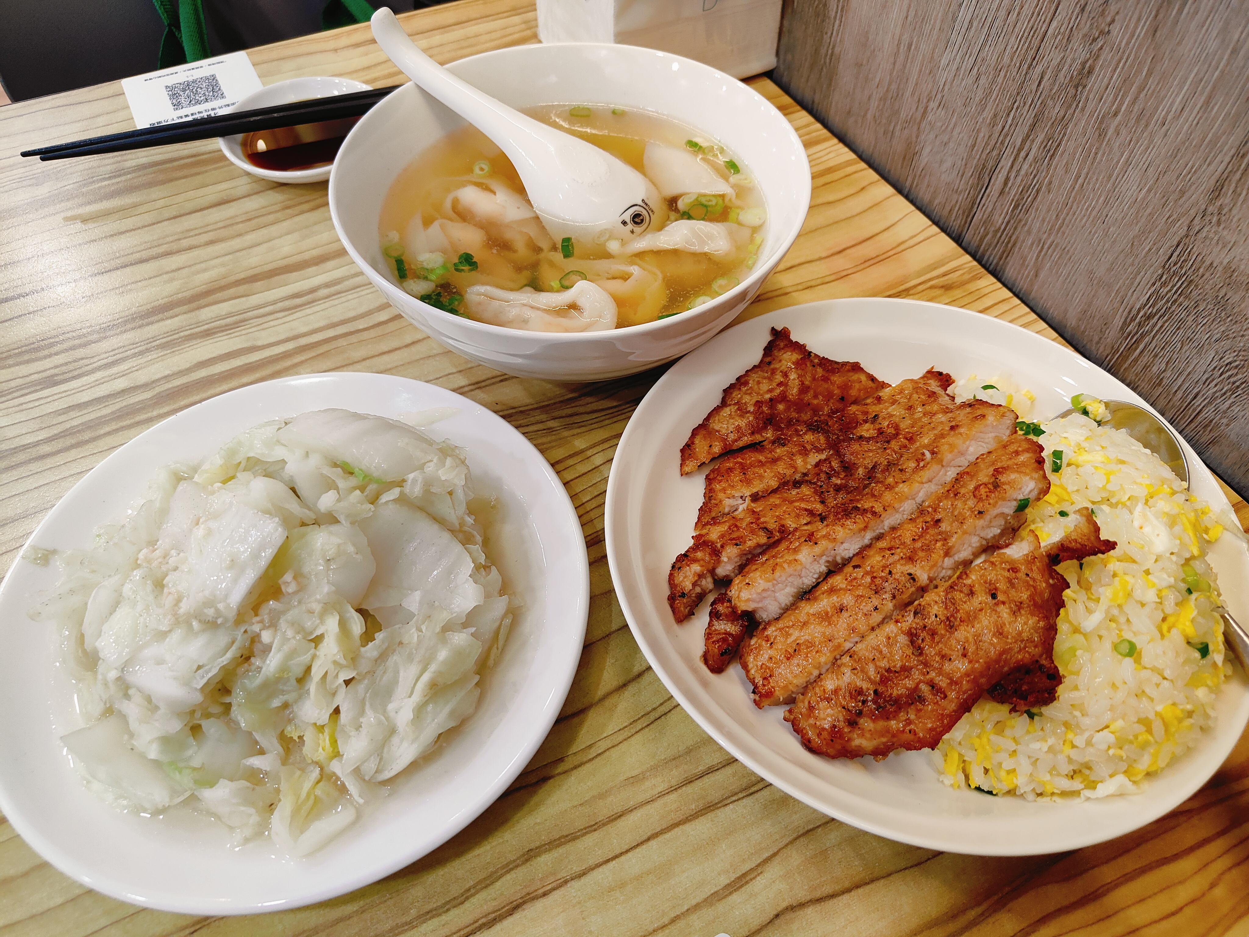 (新北新莊餐廳)四木欣福 新莊店，用餐時間人潮很多。餐點走一