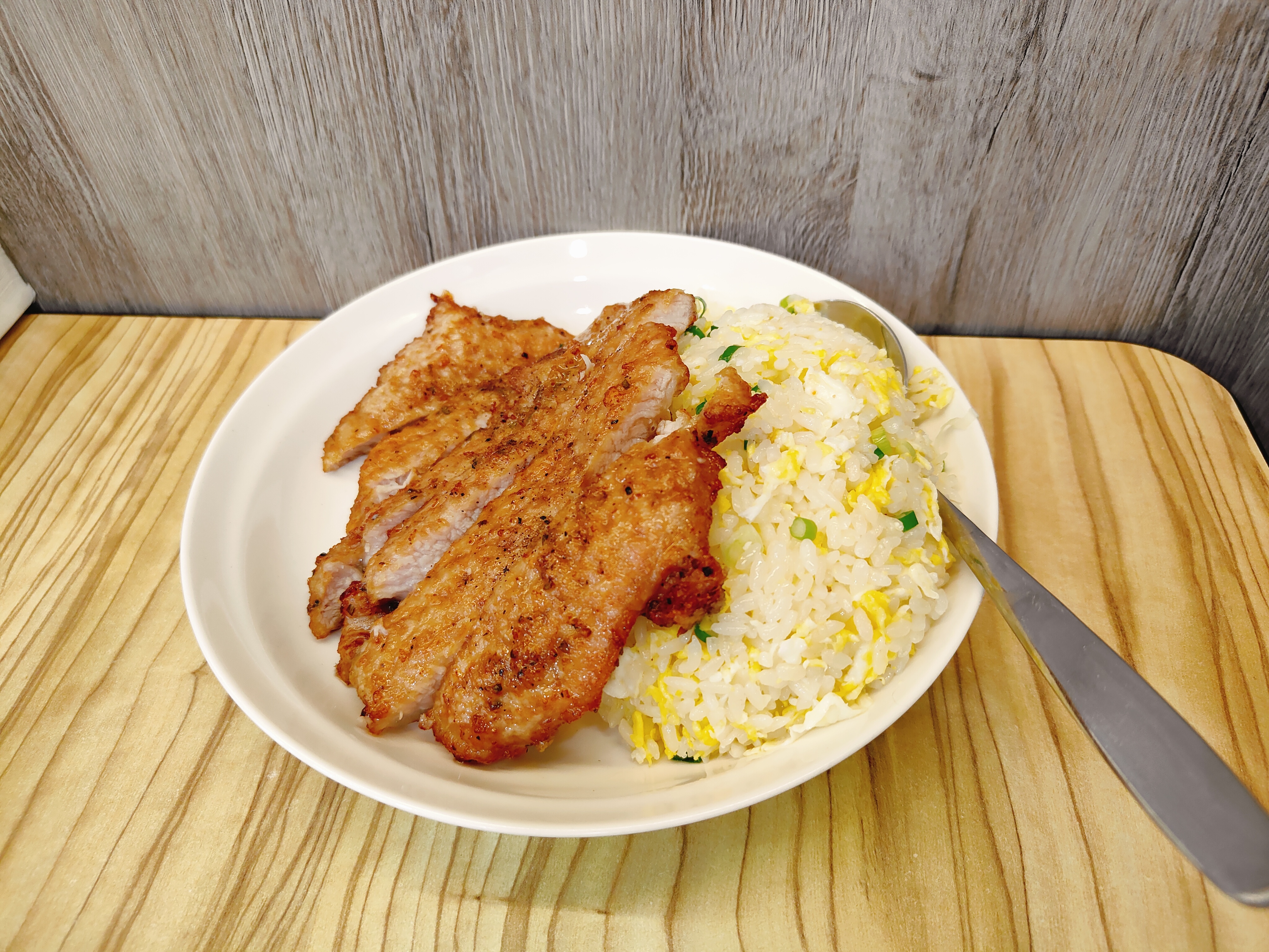 (新北新莊餐廳)四木欣福 新莊店，用餐時間人潮很多。餐點走一