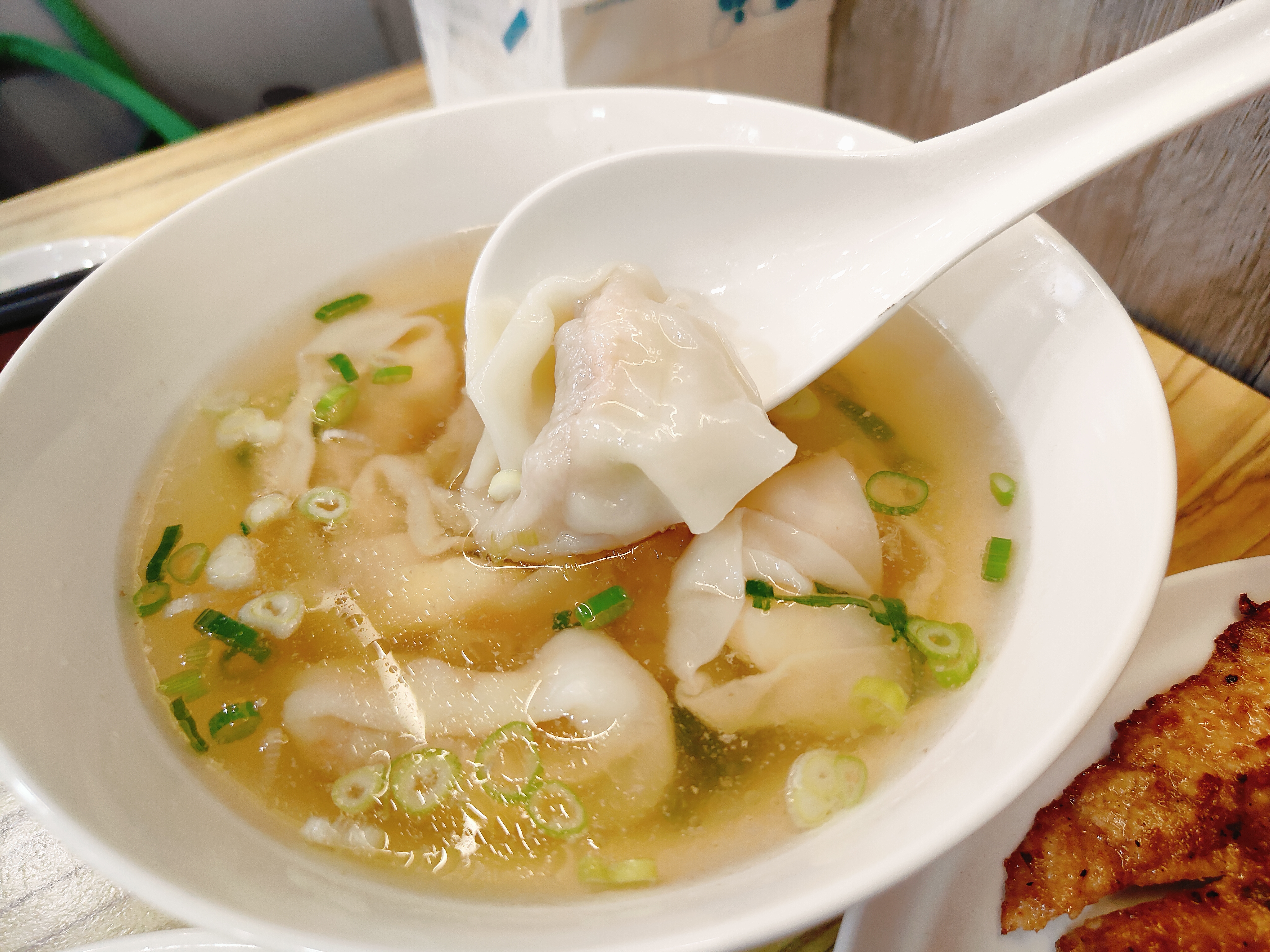 (新北新莊餐廳)四木欣福 新莊店，用餐時間人潮很多。餐點走一