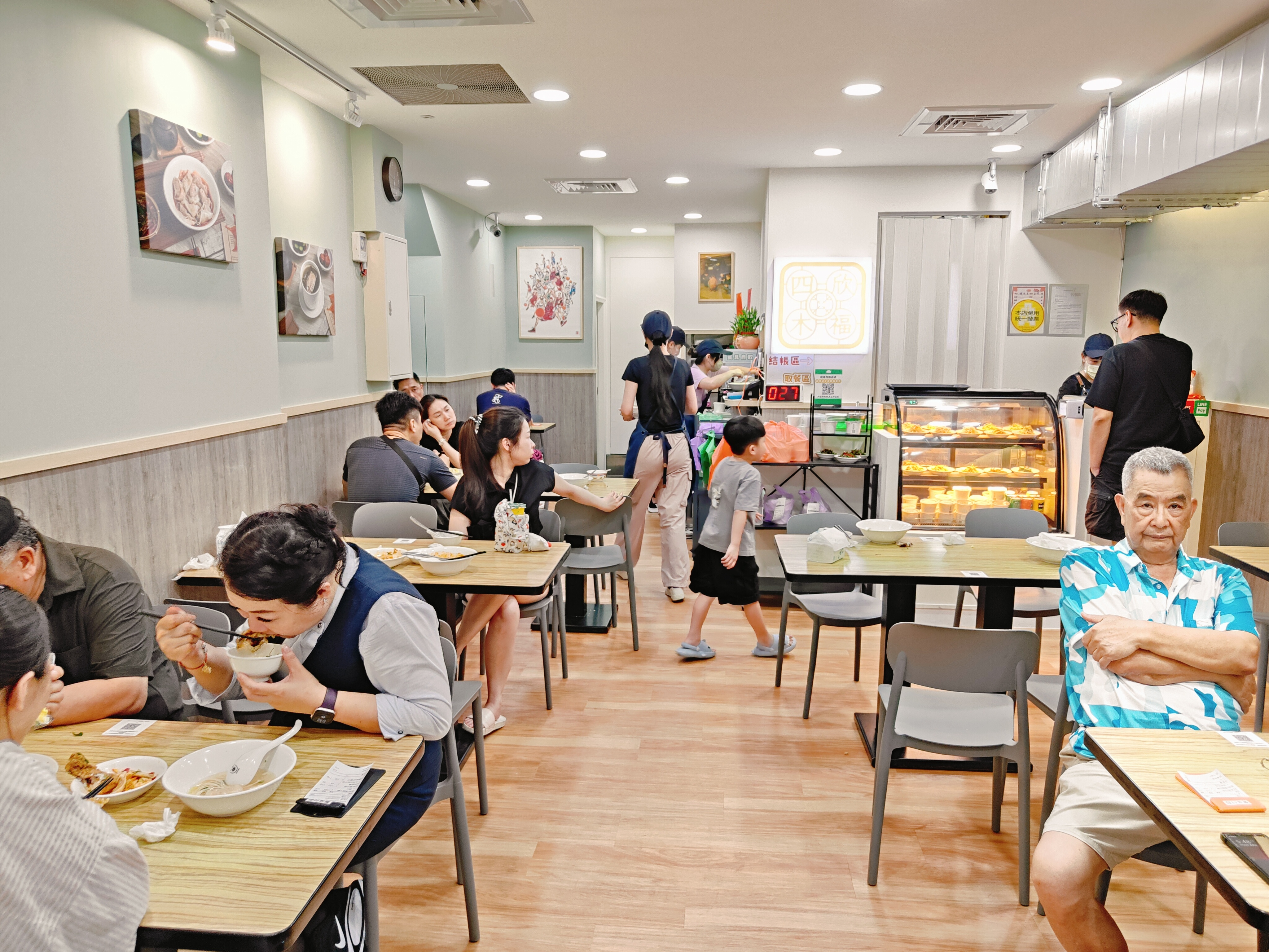 (新北新莊餐廳)四木欣福 新莊店，用餐時間人潮很多。餐點走一