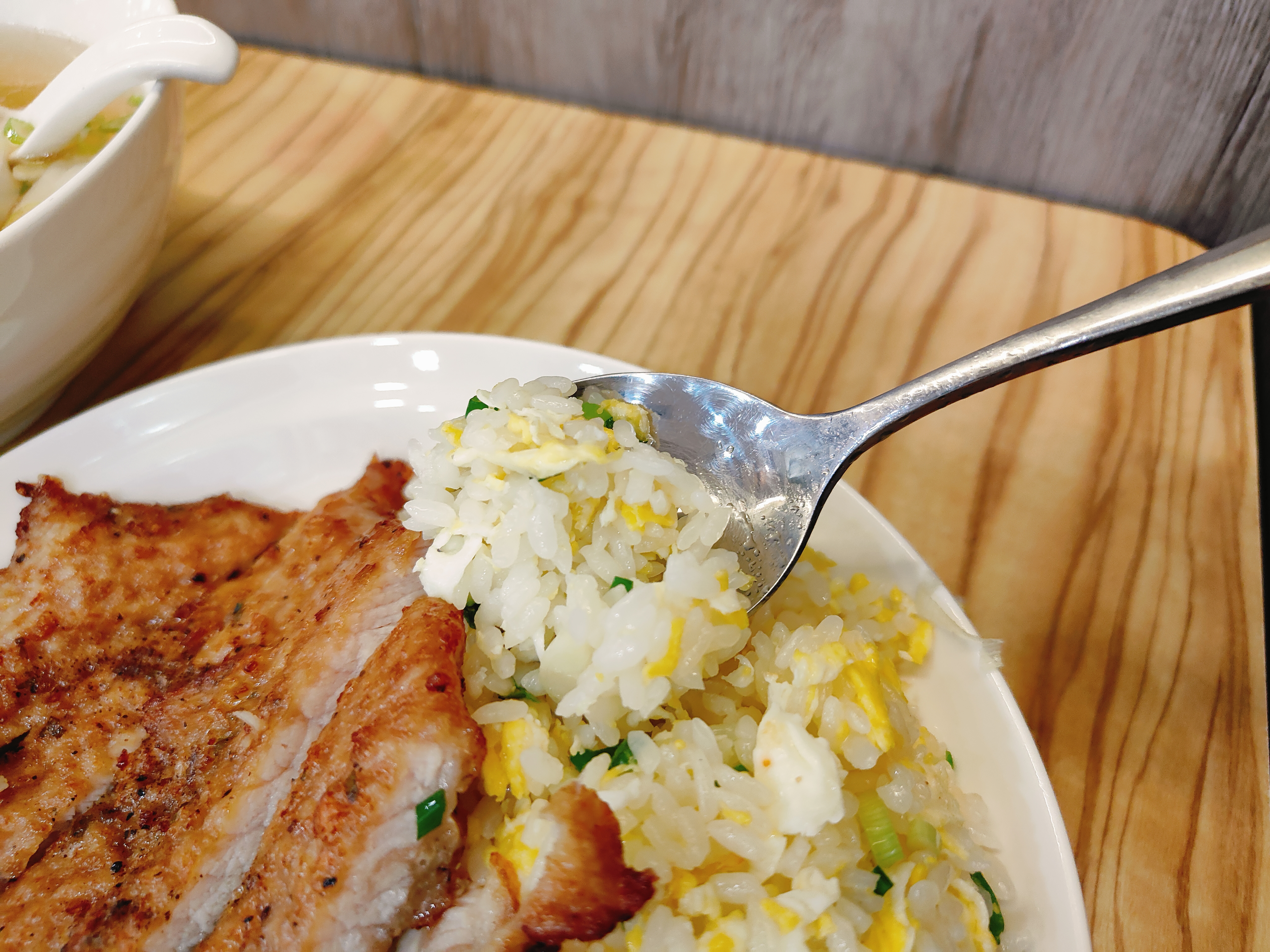 (新北新莊餐廳)四木欣福 新莊店，用餐時間人潮很多。餐點走一