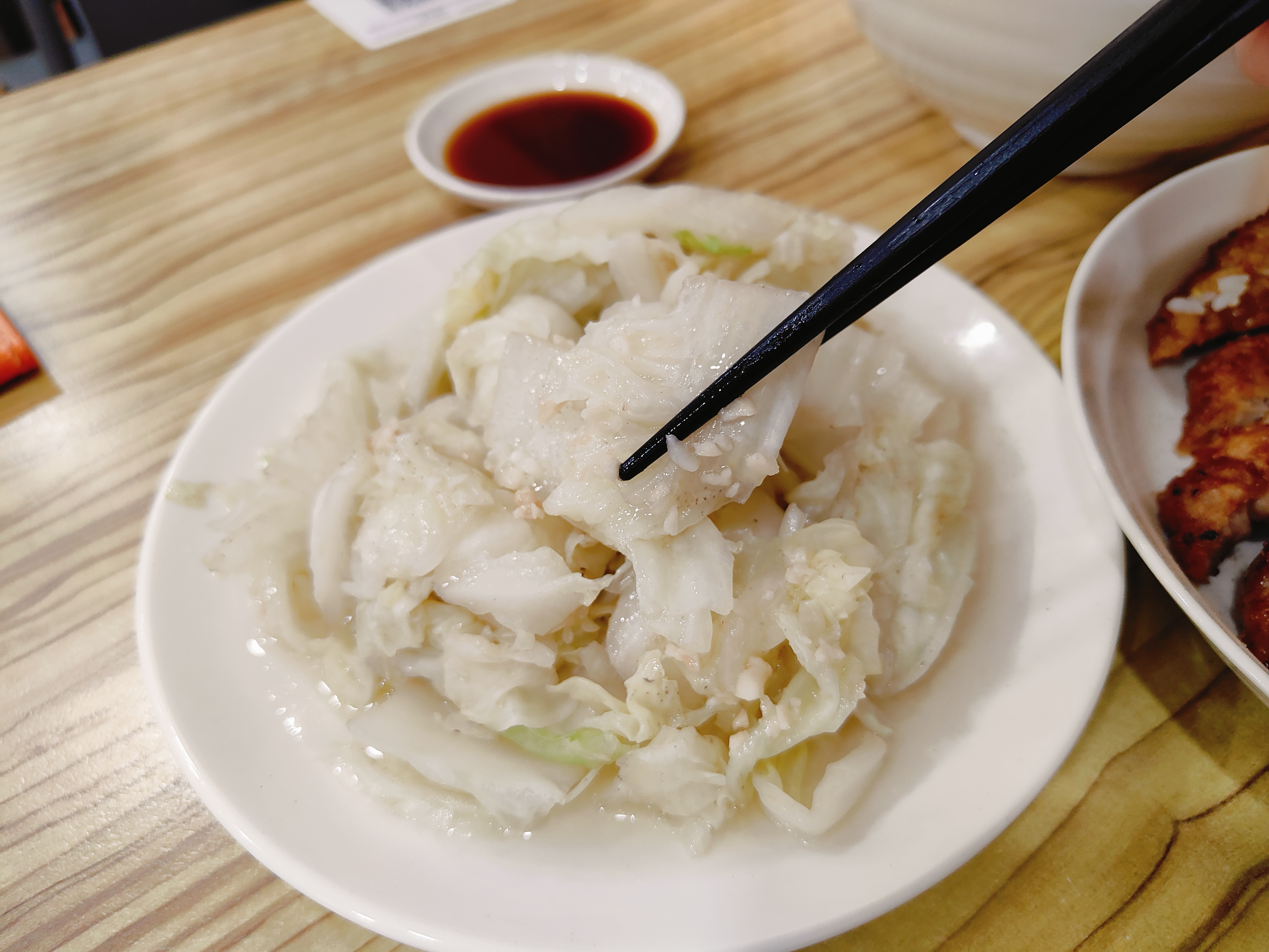(新北新莊餐廳)四木欣福 新莊店，用餐時間人潮很多。餐點走一
