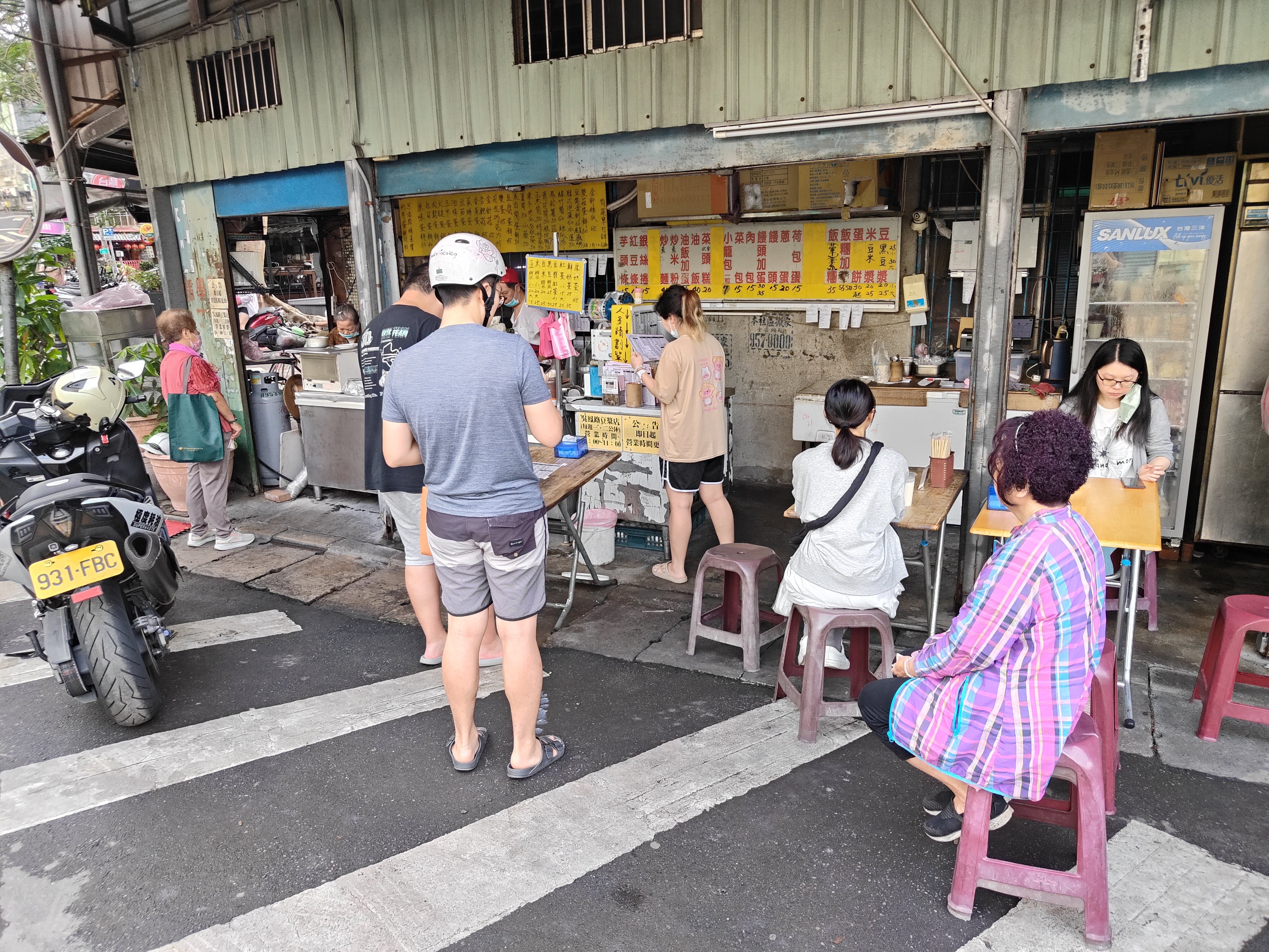 (新北板橋餐廳)吳鳳路傳統豆漿店，超過50種蛋餅口味選擇。