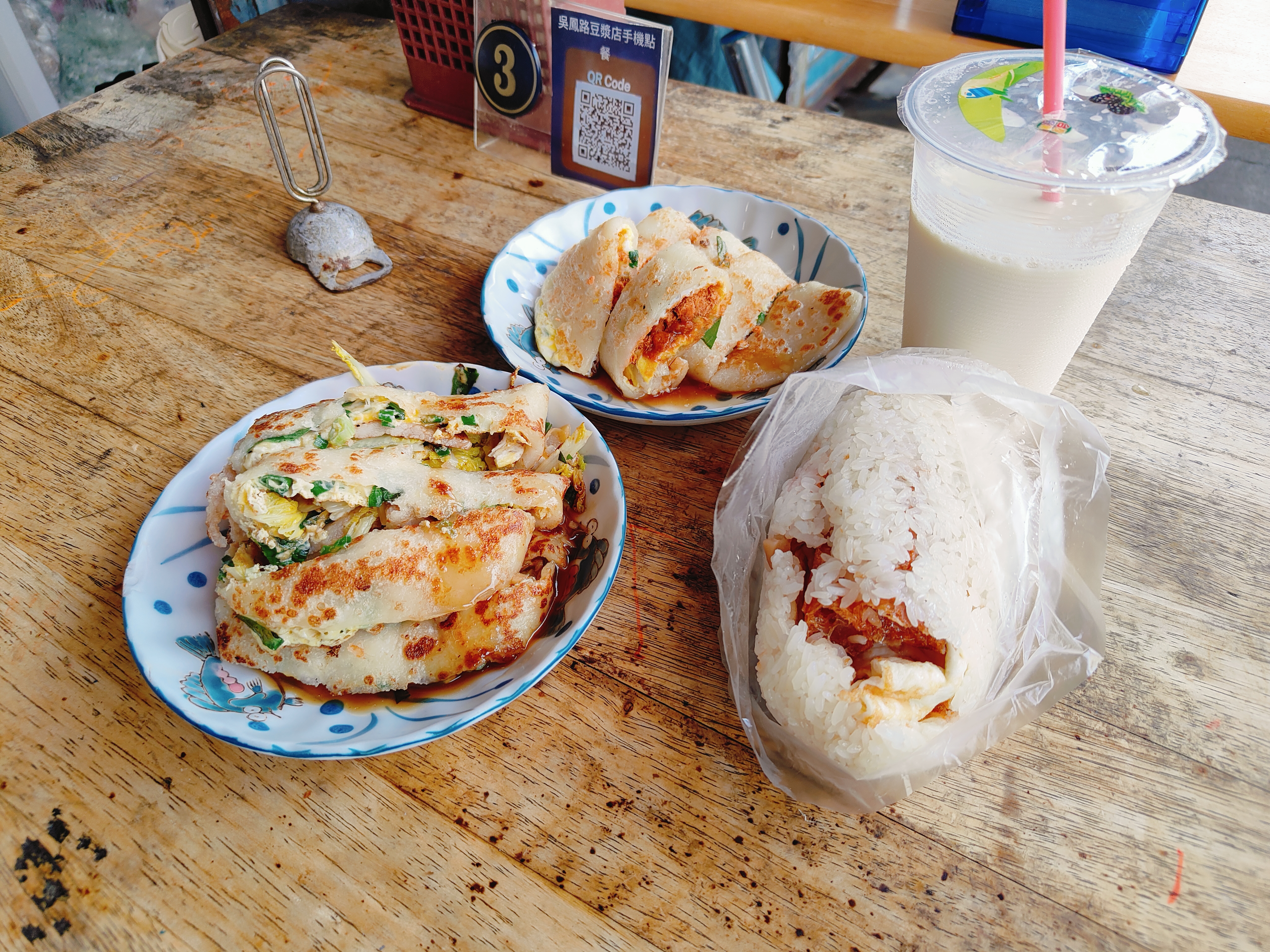 (新北板橋餐廳)吳鳳路傳統豆漿店，超過50種蛋餅口味選擇。