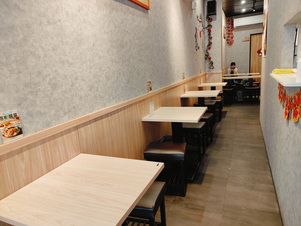 (新北新莊餐廳)二春外鍋燒專賣店新莊店，主打多樣湯頭與豐富配