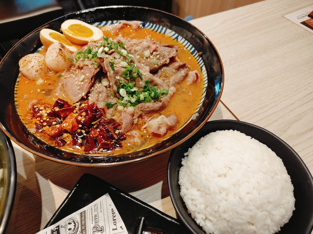 (新北新莊餐廳)二春外鍋燒專賣店新莊店，主打多樣湯頭與豐富配