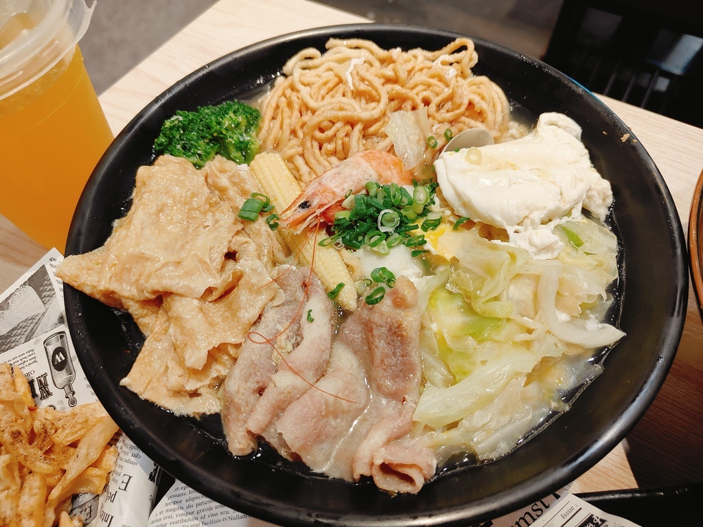 (新北新莊餐廳)二春外鍋燒專賣店新莊店，主打多樣湯頭與豐富配