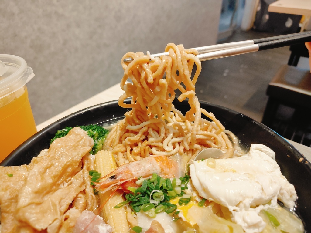 (新北新莊餐廳)二春外鍋燒專賣店新莊店，主打多樣湯頭與豐富配