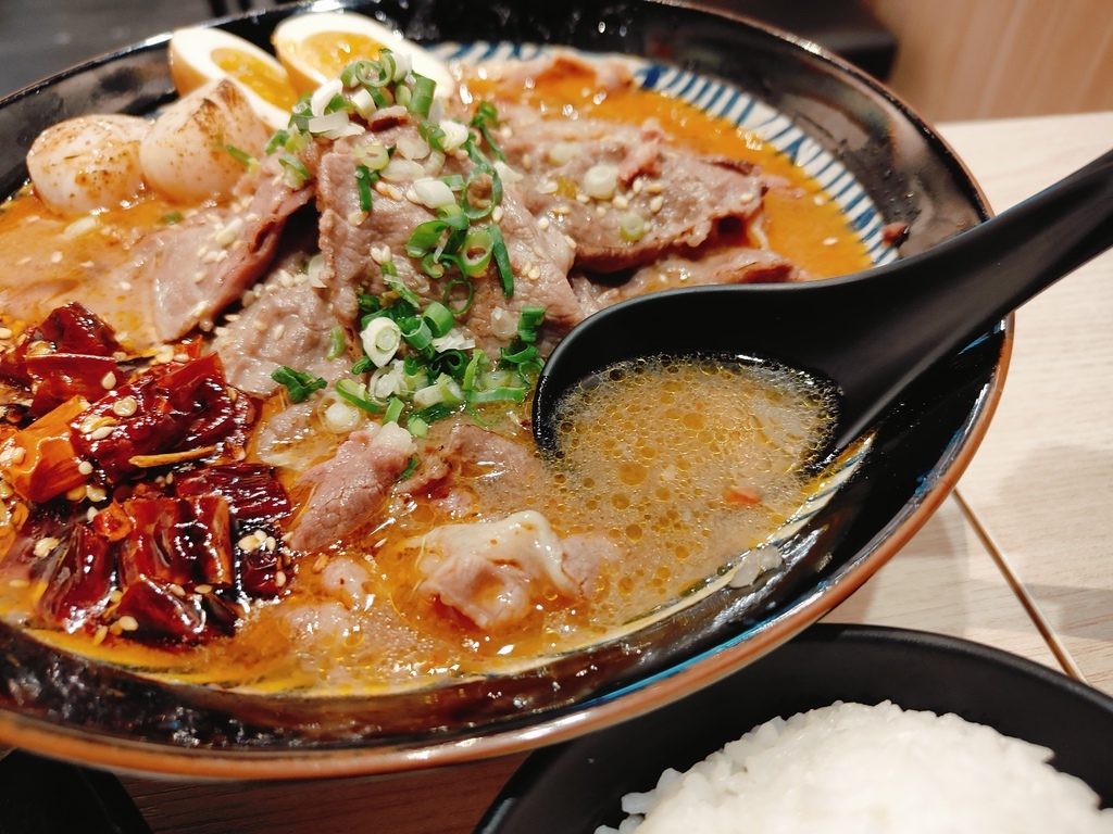(新北新莊餐廳)二春外鍋燒專賣店新莊店，主打多樣湯頭與豐富配