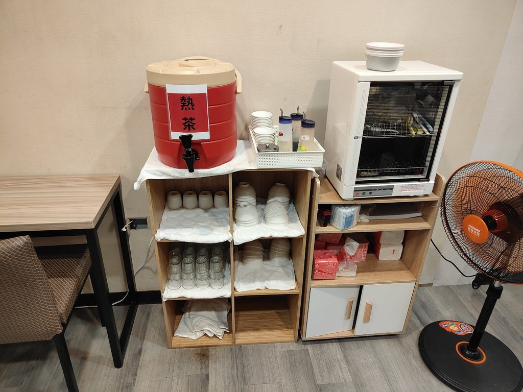 (新北新莊餐廳)豐衣足食，位於中港大排附近，店外人潮絡繹不絕