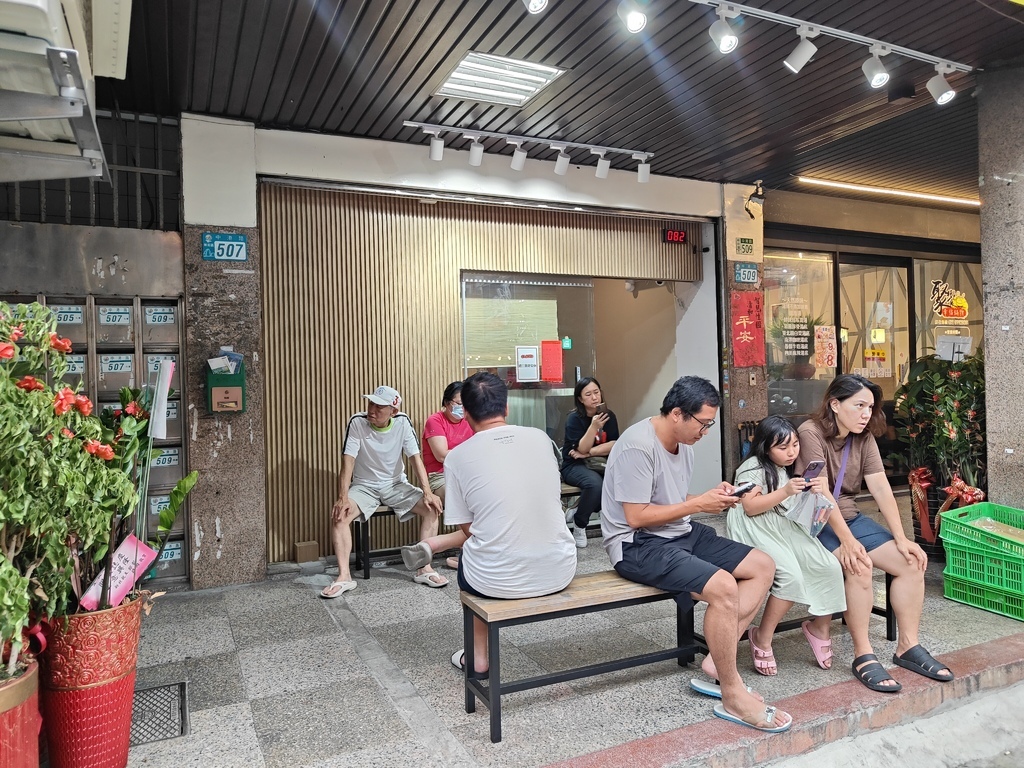 (新北新莊餐廳)豐衣足食，位於中港大排附近，店外人潮絡繹不絕