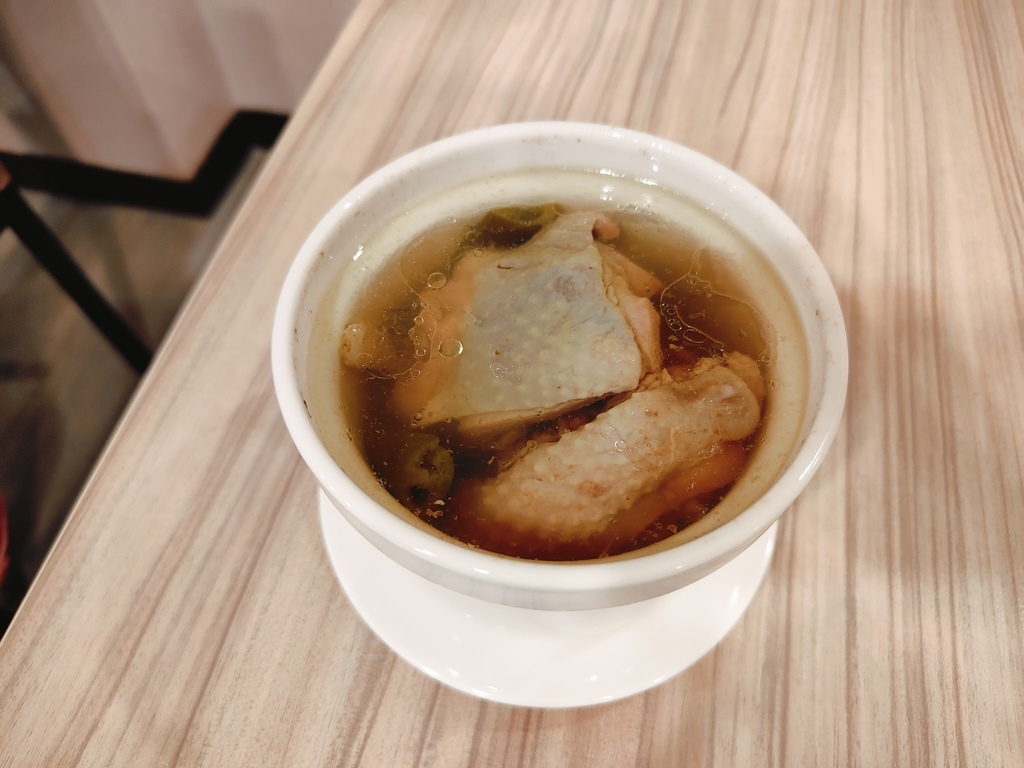 (新北新莊餐廳)豐衣足食，位於中港大排附近，店外人潮絡繹不絕