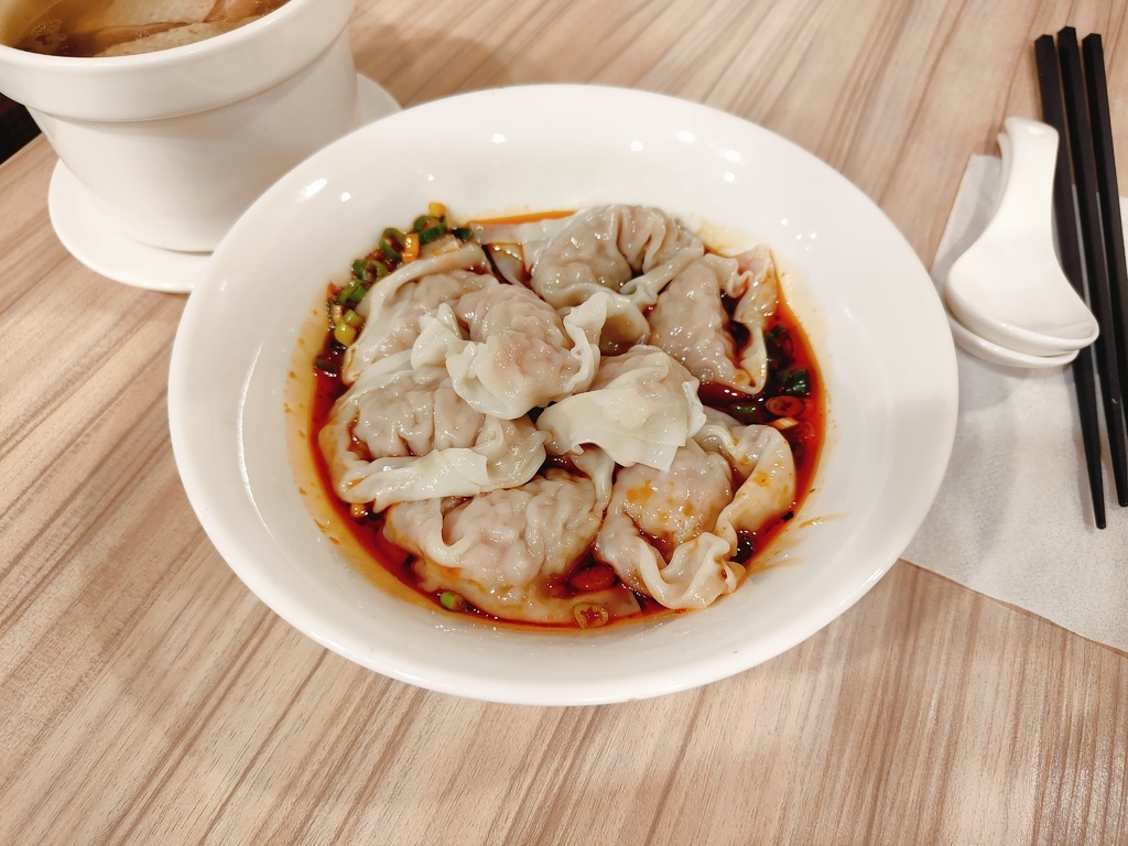 (新北新莊餐廳)豐衣足食，位於中港大排附近，店外人潮絡繹不絕