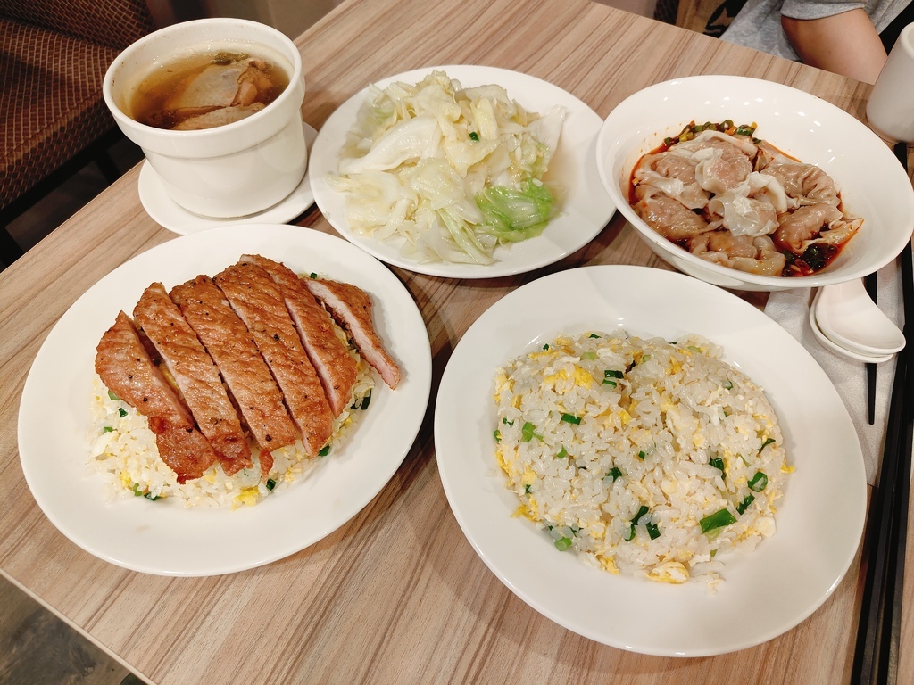 (新北新莊餐廳)豐衣足食，位於中港大排附近，店外人潮絡繹不絕