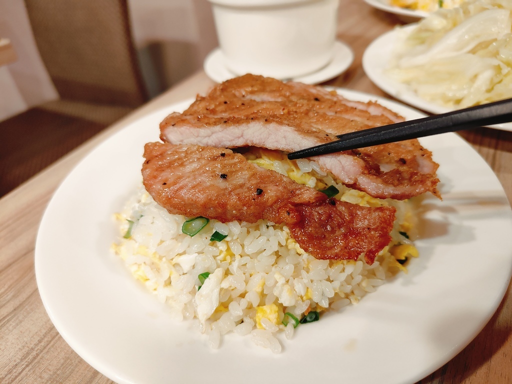(新北新莊餐廳)豐衣足食，位於中港大排附近，店外人潮絡繹不絕