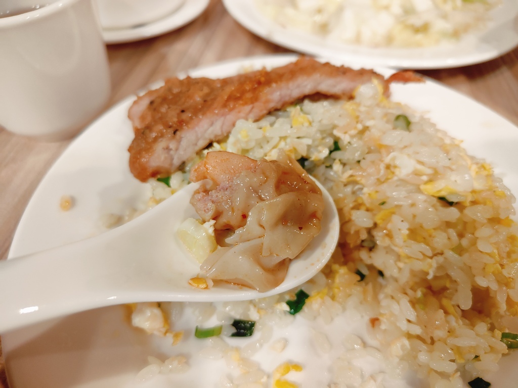 (新北新莊餐廳)豐衣足食，位於中港大排附近，店外人潮絡繹不絕