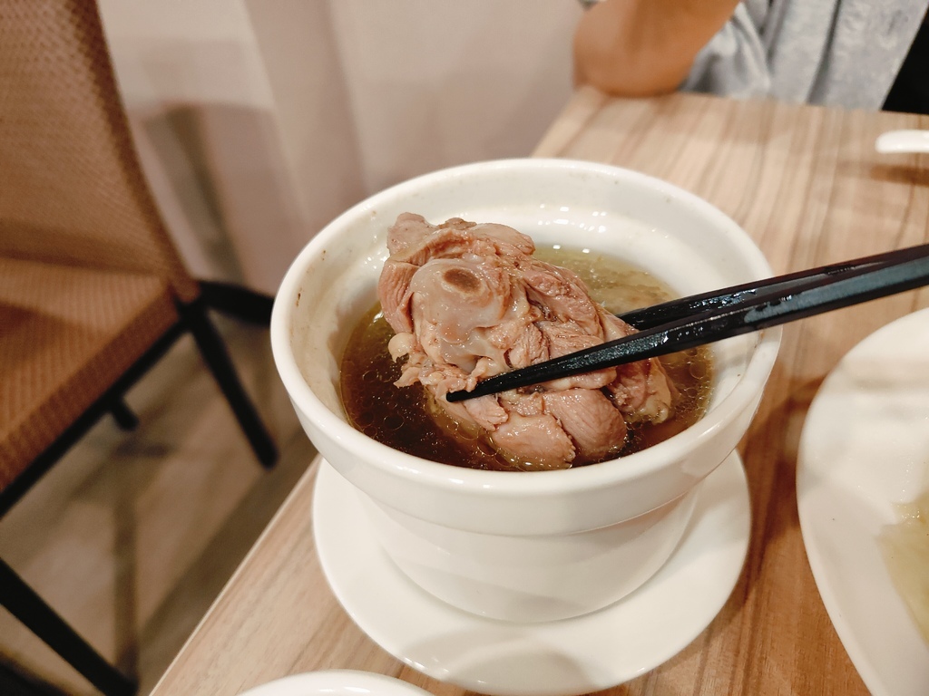 (新北新莊餐廳)豐衣足食，位於中港大排附近，店外人潮絡繹不絕