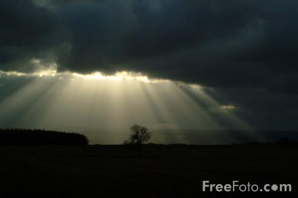 15_78_6---Rays-of-Sunshine-against-a-dramatic-black-sky_web.jpg