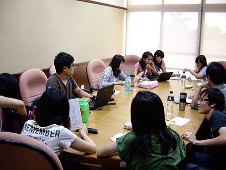 03_小組成員正在討論著企畫的方向.JPG