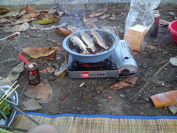 新買的烤肉爐具.不錯用..可以省很多麻煩..