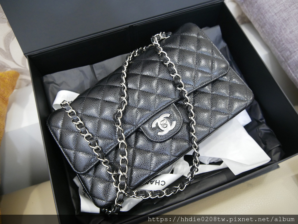 香奈兒包開箱 百貨公司週年慶 香奈兒包包價格 Chanel Classic Flap Bag 荔枝紋小牛皮包 如何區分香奈兒2 55包和香奈兒cf包 刷卡可分6期週年慶滿萬送千 香奈兒包開箱 百貨公司週年慶 香奈兒包包價格 Chanel Classic Flap Bag 荔枝紋小牛皮包 如何區分香奈兒2 55包和香奈兒cf包 刷卡可分6期週年慶滿萬送千