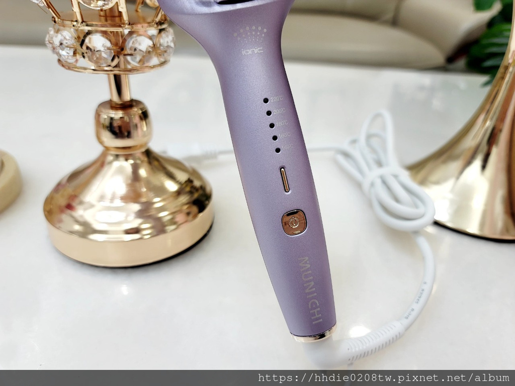 沐尼黑ION負離子溫控直髮梳 (1).jpg 直捲兩用造型梳推薦MUNICHI 沐尼黑ION負離子溫控直髮梳|MCH陶瓷防燙梳齒、5檔溫控、恆溫護髮不燙手、30秒熱機梳整造型好幫手