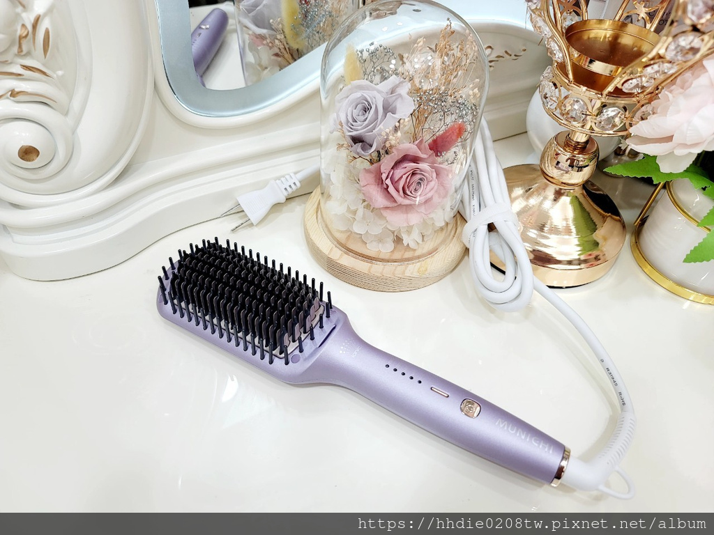 沐尼黑ION負離子溫控直髮梳 (6).jpg 直捲兩用造型梳推薦MUNICHI 沐尼黑ION負離子溫控直髮梳|MCH陶瓷防燙梳齒、5檔溫控、恆溫護髮不燙手、30秒熱機梳整造型好幫手