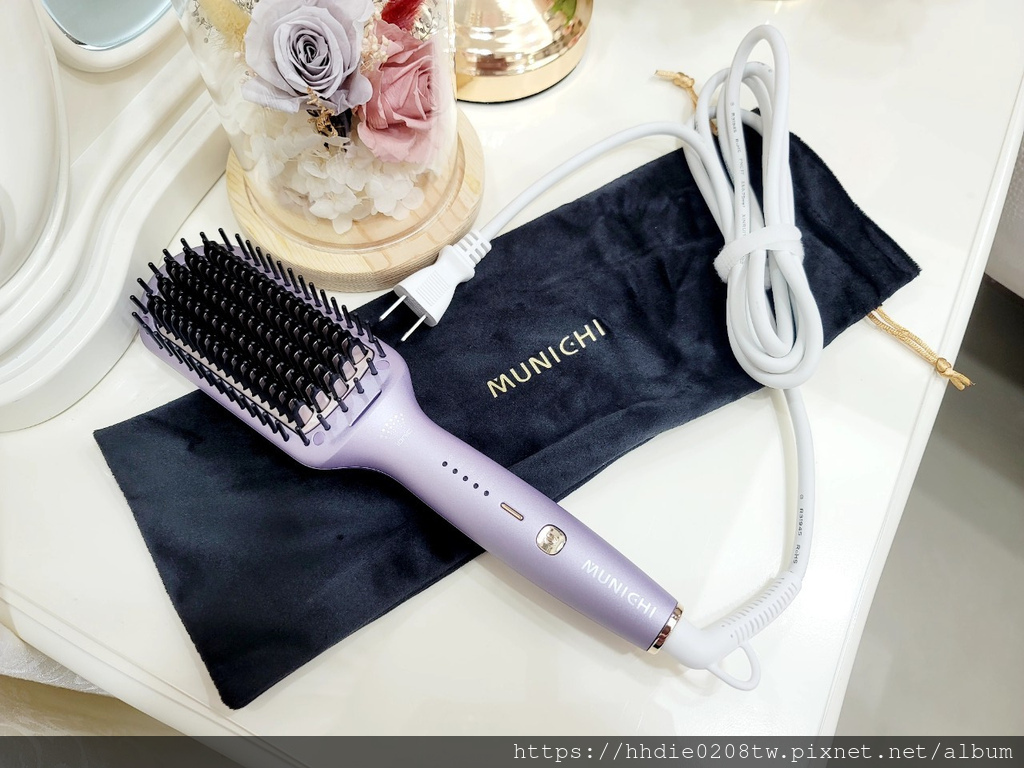 沐尼黑ION負離子溫控直髮梳 (11).jpg 直捲兩用造型梳推薦MUNICHI 沐尼黑ION負離子溫控直髮梳|MCH陶瓷防燙梳齒、5檔溫控、恆溫護髮不燙手、30秒熱機梳整造型好幫手