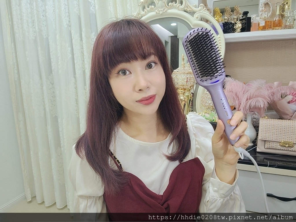 依諜 (44).jpg 直捲兩用造型梳推薦MUNICHI 沐尼黑ION負離子溫控直髮梳|MCH陶瓷防燙梳齒、5檔溫控、恆溫護髮不燙手、30秒熱機梳整造型好幫手