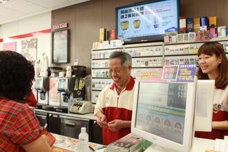 體驗超商一日店長 阿公讚咖啡機好神奇-3632125