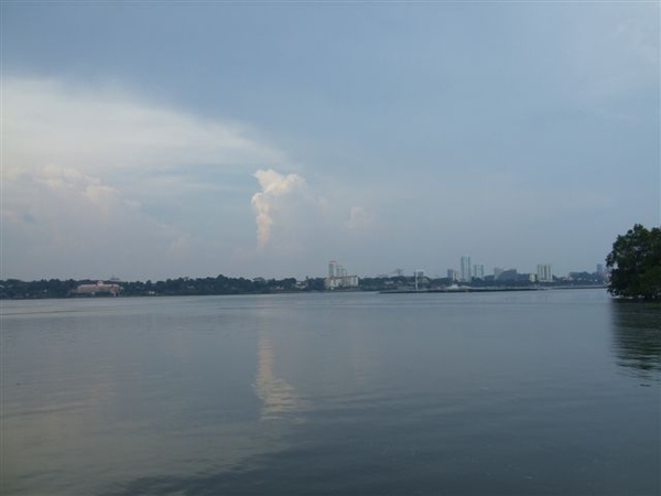 特別的雲,有人會想游泳偷渡馬來西亞嗎