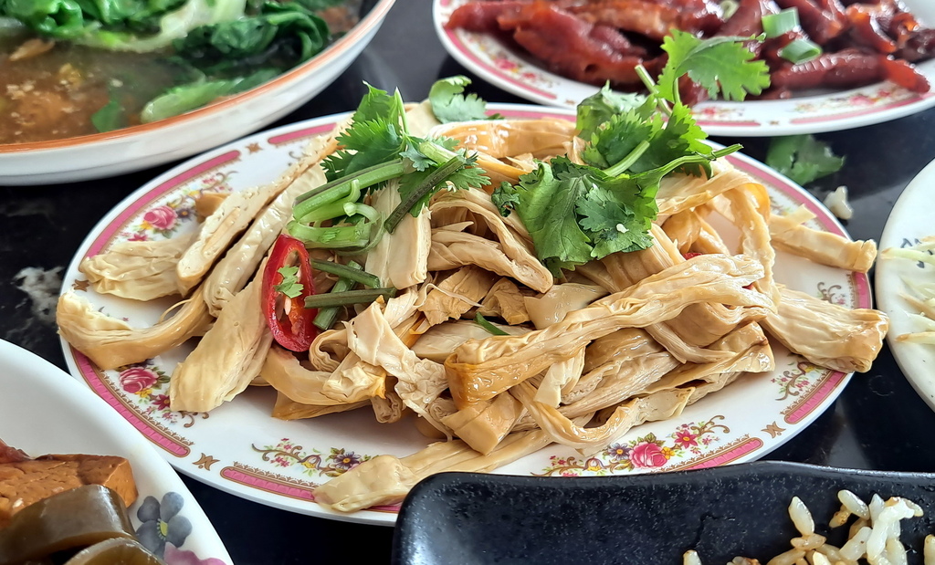 |宜蘭|【三星鄉。阿鳳牛肉麵】田野中隱藏版溫泉泡腳池(品嚐至