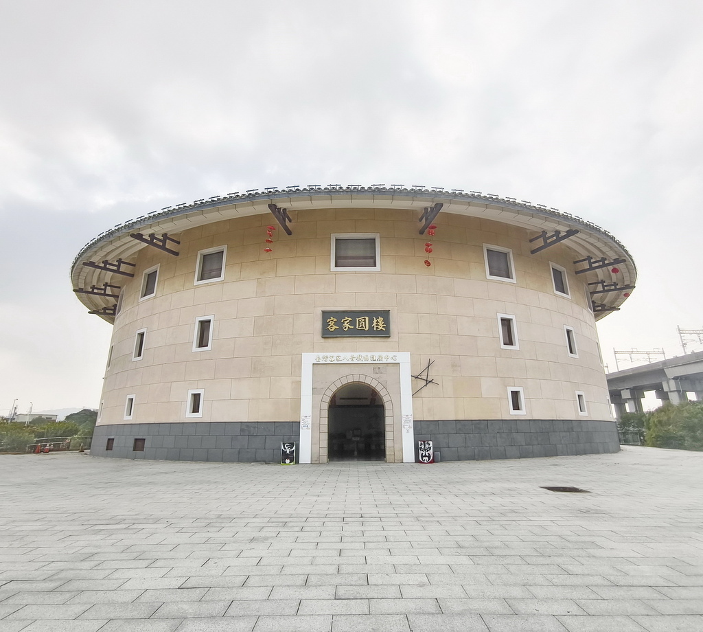 |苗栗|【後龍鎮。臺灣客家八音戲曲推廣中心-苗栗客家圓樓】㊙