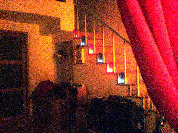 燭光蔓延的樓梯