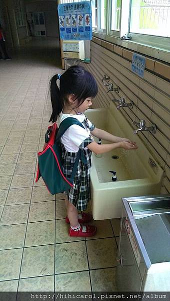 進教室前洗手 Washing hands before enter the classroom