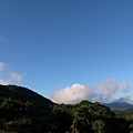 雲朵躲在山頭