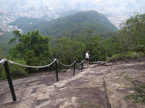 圖哥在山腳下不知道在等誰