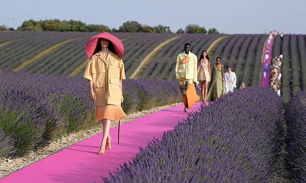 jacquemus-fashion-show-pink-t.jpg